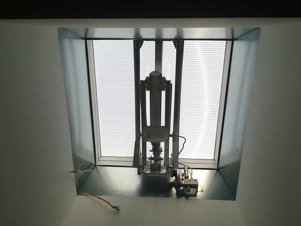 Trapă casa scării internat școlar