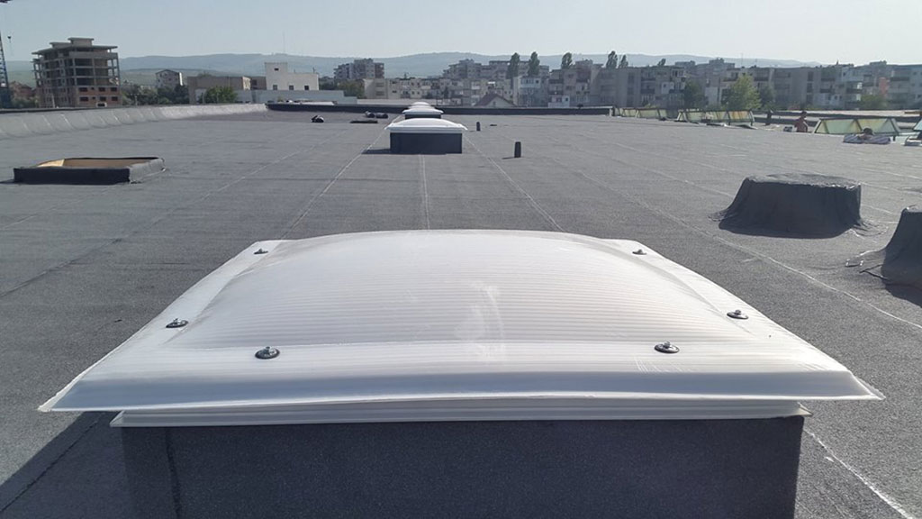 Trapă pe acoperiș terasat